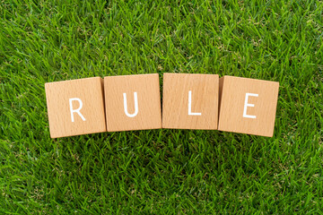 ルール｜「RULE」と書かれた積み木と芝生