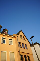 Schöne alte Fassade in leuchtendem Beige vor strahlend blauem Himmel im Sommer im Licht der...