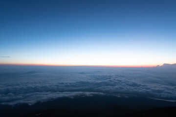 日の出直前の空と雲海