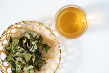 乾燥ドクダミとドクダミ茶のカップ