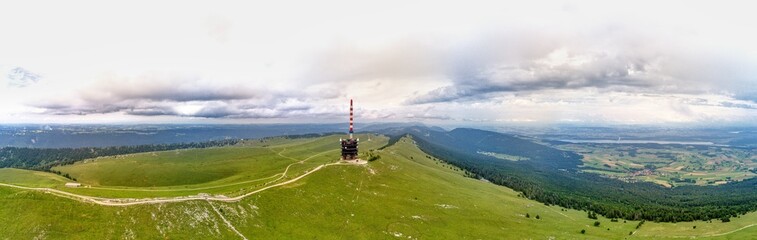Das Chasseral bei trüben Wetter im Berner Jura, Schweiz (Juli 2021) 