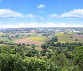Fototapeta na wymiar Beau paysage de campagne sous le ciel bleu, panorama, vue de haut, dans le sud de la France