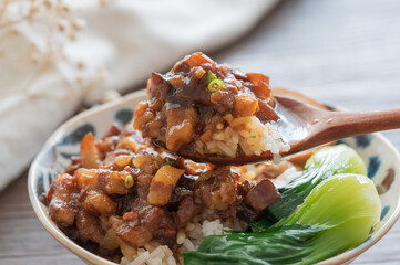 The bowl of braised pork rice on the table