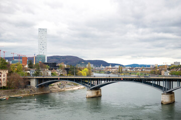 Naklejka premium Mittlere Bridge and Basel skyline, Switzerland
