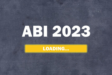Schultafel mit ABI 2023 und einem Ladebalken