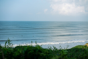 波をまつサーファーたち