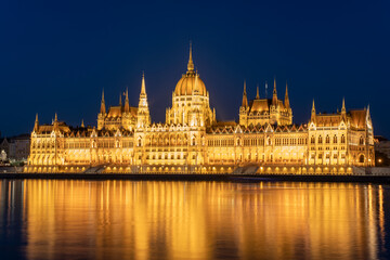 Fototapeta na wymiar Famous Hungarian Parliament in dusk