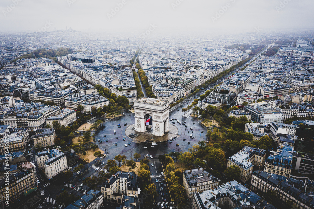 Vue aérienne de l'Arc de Triomphe et des avenues de Paris