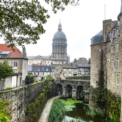 Fototapeta premium Basilica of Our Lady of the Immaculate Conception at the fortified city of Boulogne-sur-Mer, castle in foreground. Cloudy and rainy day with unrecognizable person