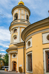 Obraz premium The estate of the rich merchants Dolgovs and the church located opposite the estate were built by outstanding architects of the 18th and 19th centuries in the style of Russian classicism.