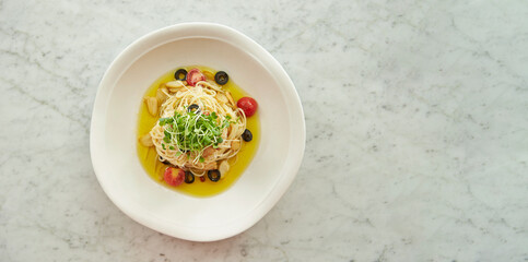 spaghetti with tomato sauce and basil