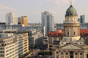 Berliner Blickwinkel; Gendarmenmarkt mit Deutschem Dom, Blick entlang der Markgrafenstra&szlig;e nach S&uuml;den