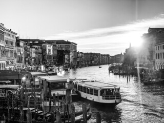 Naklejka premium Black and white view of the grand canal from the Rialto Bridge at the sunset