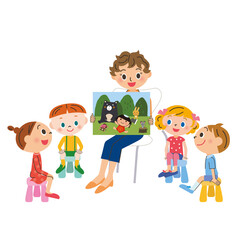 紙芝居を読み聞かせる先生と子供達