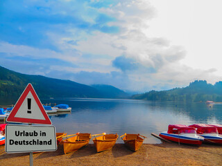 Urlaub in Deutschland Schild am Titisee 