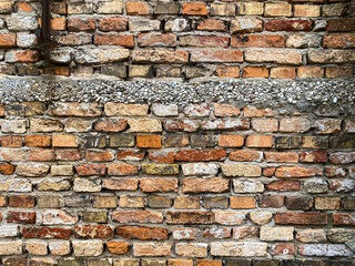 Obraz premium Horizontal part of a Venetian old red brick wall, background,