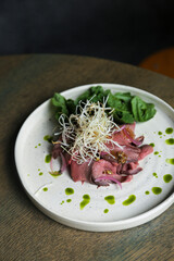 Roast beef with green salad