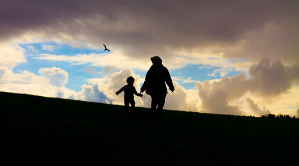 Fototapeta premium Mum and child silhouette