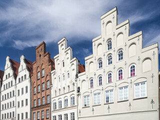 Obraz premium Lübecker Fassade an der Trave entzerrt sonnig