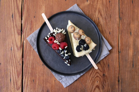 zwei st&uuml;ck k&auml;sekuchen am stiel mit leckerem topping