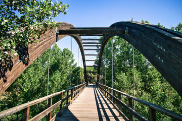 Puente de madera para peatones sobre el río Cega en Viana de Cega, España