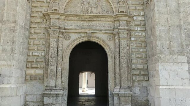 Entrando al palacio Santa Cruz de estilo renacentista en Valladolid, España