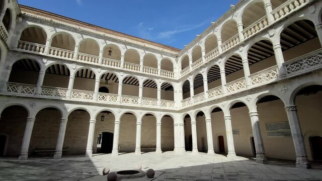 Patio y claustro del palacio Santa Cruz de estilo renacentista siglo XV en Valladolid, España