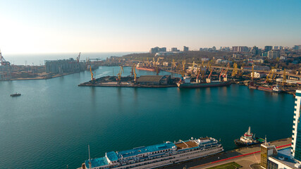 Obraz premium Industrial port in the field of import-export global business logistics and transportation, Loading and unloading container ships, cargo transportation from a bird's eye view.