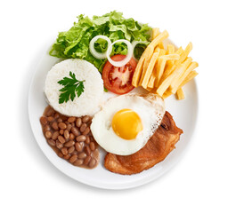 Prato executivo de bisteca suína com ovo frito, arroz, feijão, salada e batatas fritas, visto de cima e isolado com path