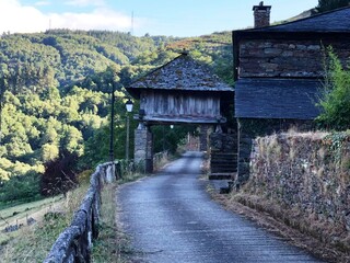 Aldea en el Occidente de Asturias con su hórreo típico © CDN