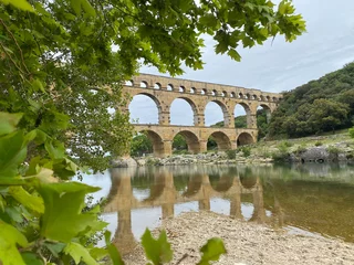 Plaid mouton avec photo Pont du Gard Roman aqueduct seen through foliage, Pont-du-Gard, Languedoc-Roussillon France