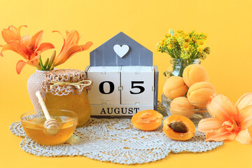 Calendar for August 5 : the name of the month of August in English, the numbers 0 and 5, flowers in...