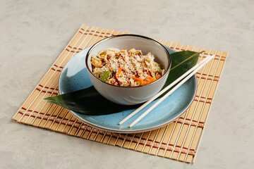 noodles with chicken and vegetables