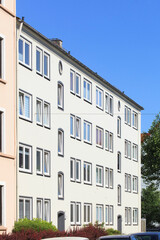 Fototapeta na wymiar Monotones weisses Wohnhaus Wohngebäude, Bremerhaven, Deutschland
