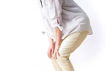 膝の痛みを感じる高齢者の女性