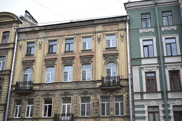 Fototapeta na wymiar facade of the old house