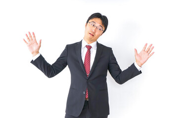 家でテレビを見る女性