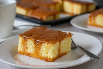 Sponge cake with caramel topping