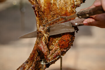 Carne assada na fogueira com lenhas estilo gaúcho. 