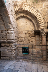 Obraz premium The arch of the Virgin Mary on the Mesihi Street in the old city of Jerusalem, Israel