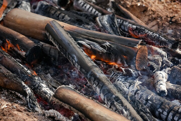 Fogo no chão para carnes assadas.
