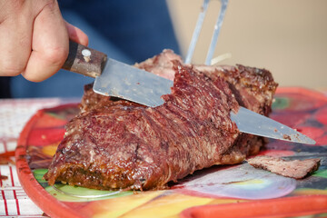 Picanha sobre a mesa em fatias carne super mole e deliciosa.