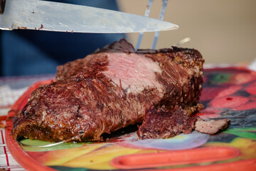 Picanha sobre a mesa em fatias carne super mole e deliciosa.