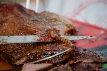 Picanha sobre a mesa em fatias carne super mole e deliciosa.