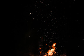 Fototapeta na wymiar Fogo com chamas alta com fundo preto. 