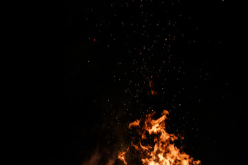 Fogo com chamas alta com fundo preto.
