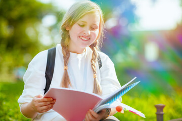Fototapeta na wymiar smiling trendy child in white sweatshirt outdoors in city