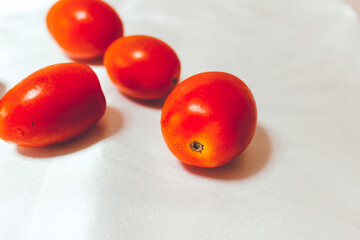 4つの小さなトマト