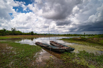 Landschaft mit See und Holzboot