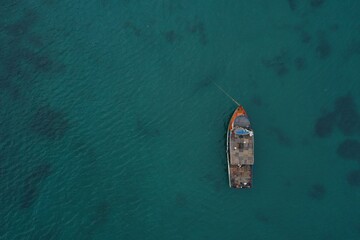 Barco pesquero en altamar.